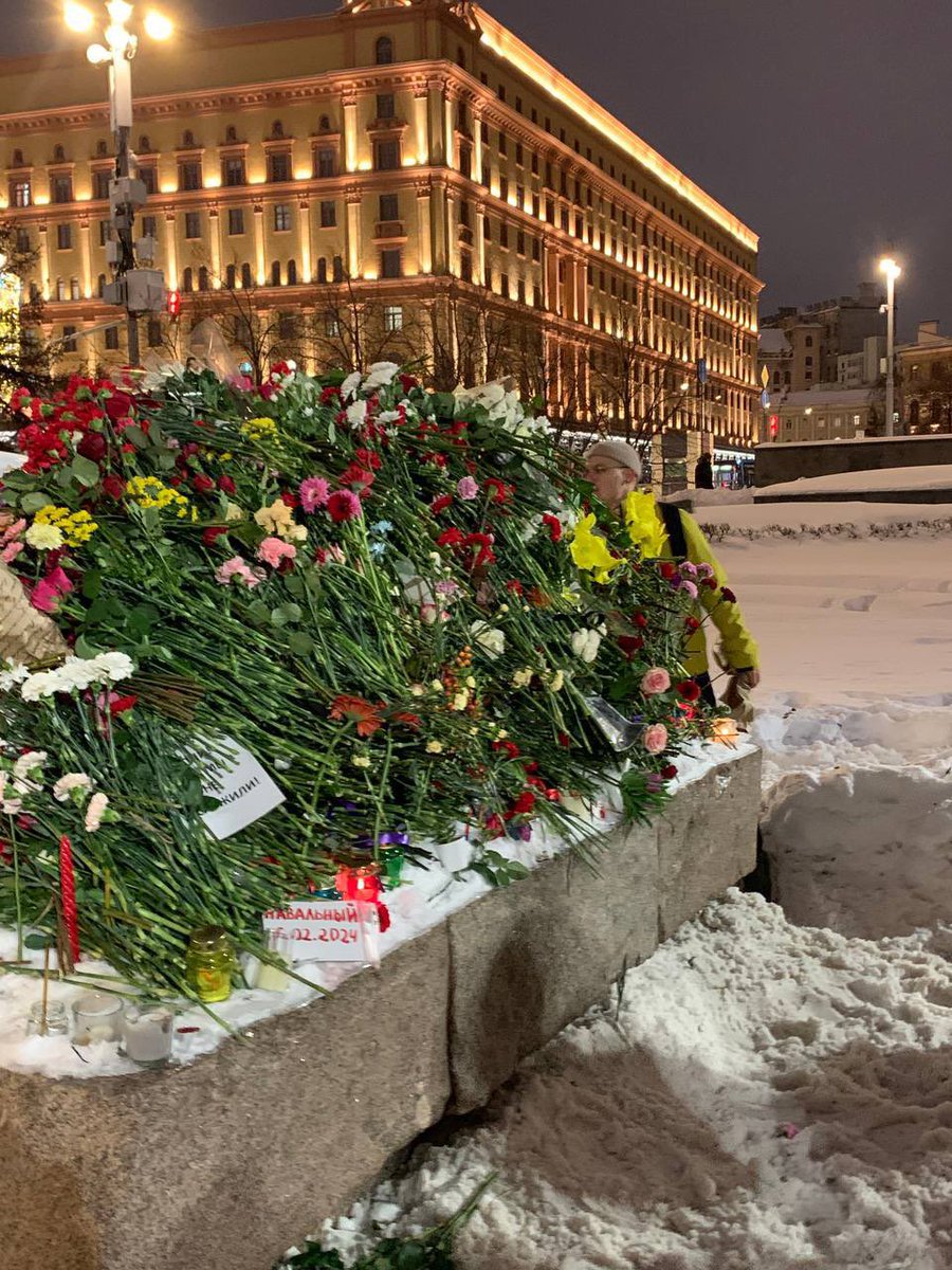 liker_night's tweet photo. у нас нет ни устава, ни штаба
ни вождя, ни обряда, ни флага
но мы будем всегда, а враждующих с нами
не станет, как штази с гестапо https://t.co/S3MDWRFHaK