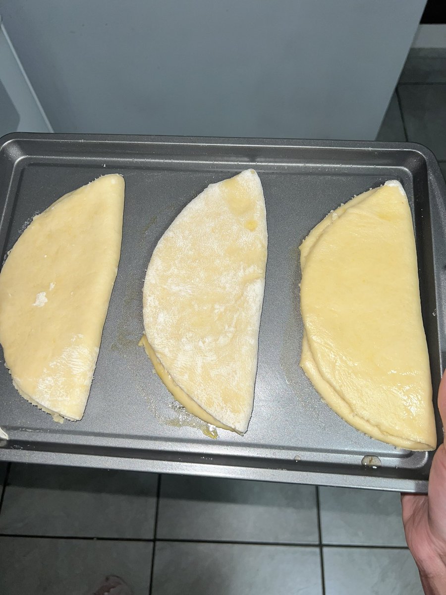 Extrah_Butta's tweet photo. Le process #CocoaBread from scratch ☺️ https://t.co/y19luu4scJ