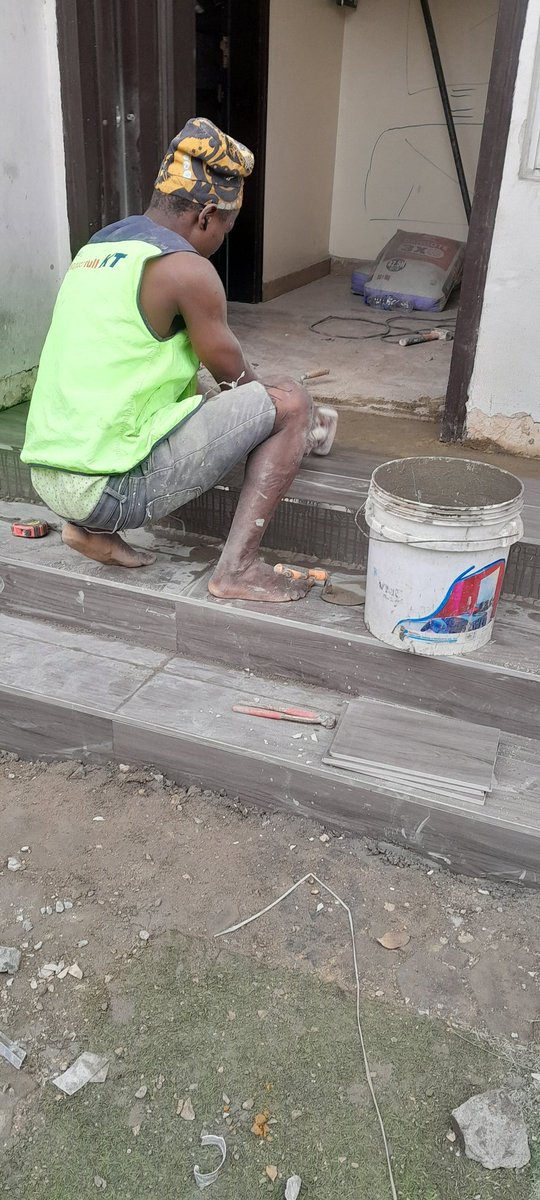 ZTaovick's tweet photo. @Broda_Kenny I FIX &amp; LAY TILES for a living 🦺 https://t.co/ZEflYI8XhI