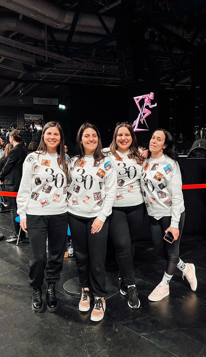 Timea88_'s tweet photo. @LauraPausini è stato un tour bellissimo davvero… ci vediamo nelle prossime date❤️ Grazie per tutto amore tu sai😘 @Emanuela20_ @VerianaSoraya ti voglio tanto bene e non avere mai dubbi su questo ok? https://t.co/75vjmyQsEZ