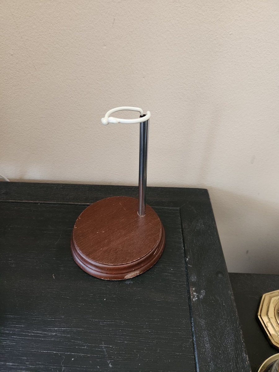 berhuff's tweet photo. 2024 thrifting! first are a couple goodwill finds, starting with a beat up little doll stand that's perfect for one of my bjds, and a nice wooden business card holder that u might see on my next table https://t.co/2RyPRgI5tj