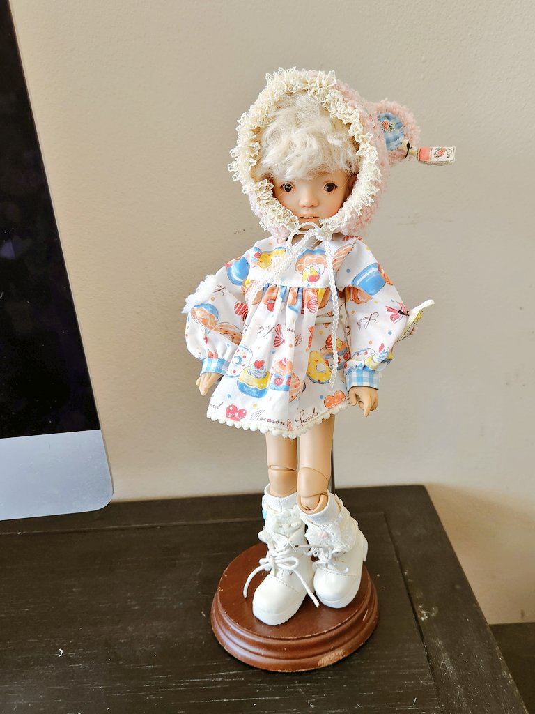 berhuff's tweet photo. 2024 thrifting! first are a couple goodwill finds, starting with a beat up little doll stand that's perfect for one of my bjds, and a nice wooden business card holder that u might see on my next table https://t.co/2RyPRgI5tj