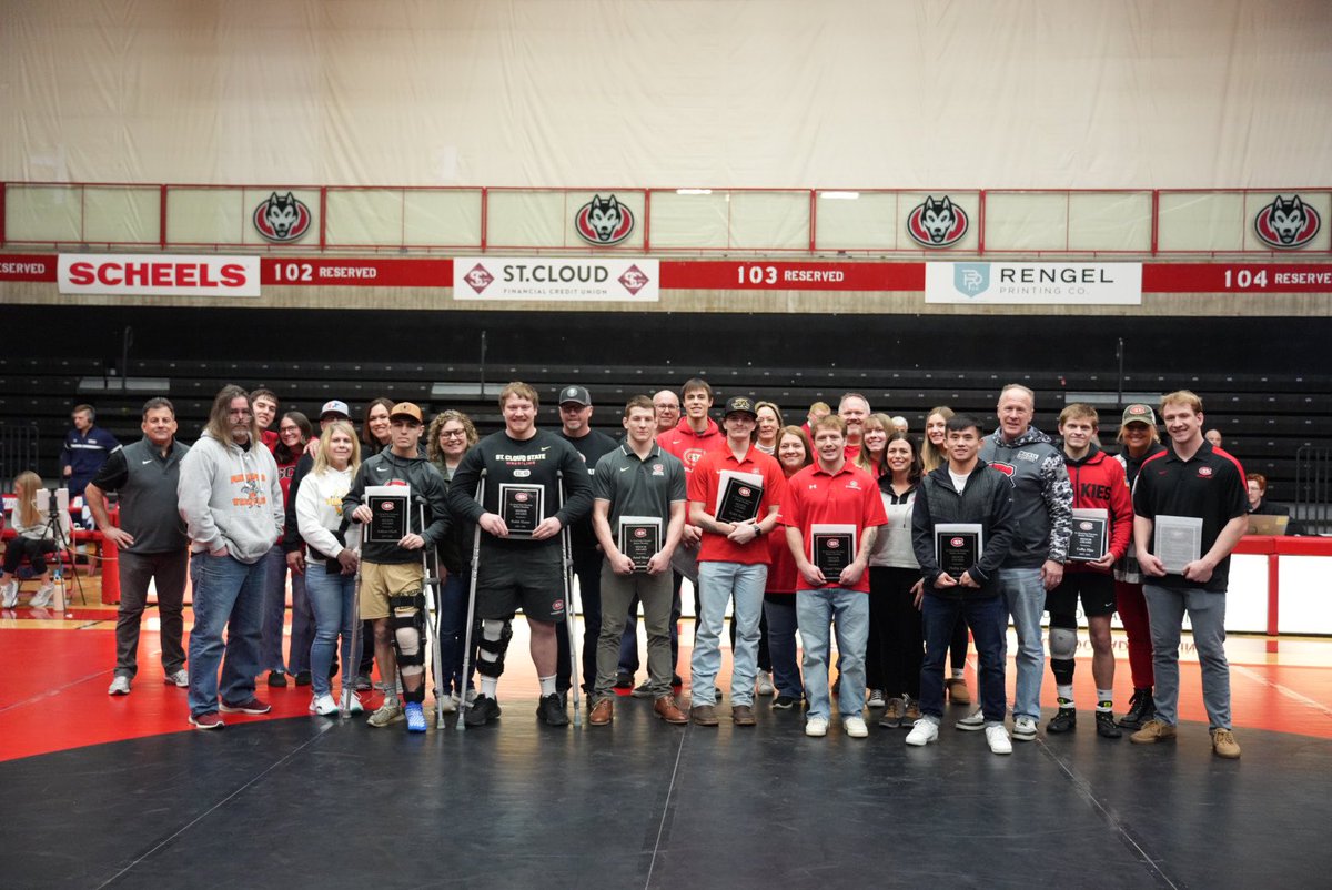 SCSUHuskies_WR's tweet photo. Thank you, Seniors! 👏 

#BlackAndRedEdge ⬛️🟥 https://t.co/ZmYfXd8QD8