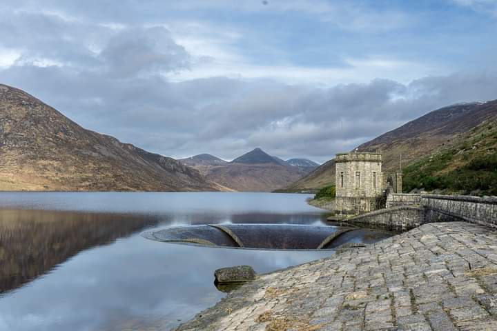 The Silent Valley Reservoir is a reservoir located in the Mourne Mountains near Kilkeel, County Down. It supplies most of the water for County Down, surrounding counties and most of Belfast.

📸 Una McEneaney