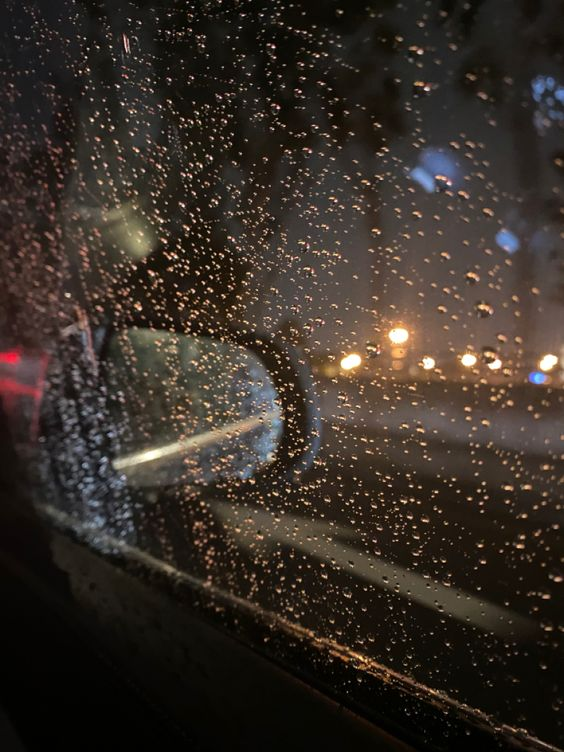 swiftami13's tweet photo. "(...) Se eu me preocupasse com você, teria pegado o carro do meu irmão e dirigido até o seu trabalho, usando uma desculpa esfarrapada, só para te dar carona por conta da tempestade. Mas, como eu não me preocupo em nada com você, foi tudo apenas uma coincidência."

UDDC EM MARÇO https://t.co/r0PHK66zFn