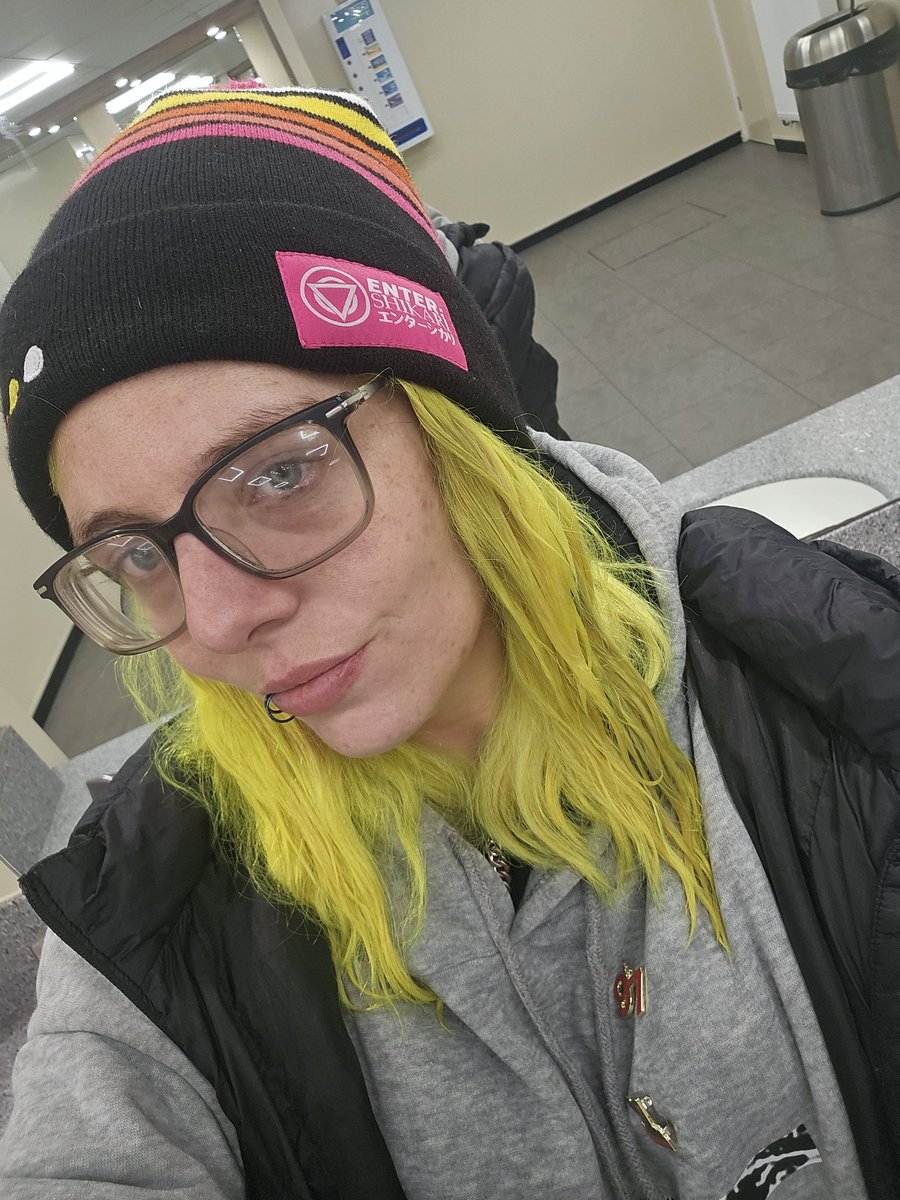 ElizabethSeffy's tweet photo. Still got the @ENTERSHIKARI blues but absolutely loving my new beanie 💙🔻
@RouReynolds 
@enterrob 
@roryclewlow 
@EnterChris https://t.co/Qej8e4PIqa