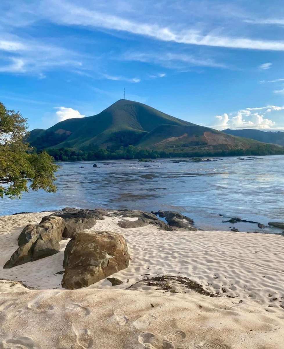 andrey_rotondo's tweet photo. Le #Gabon🇬🇦 est un pays magnifique. Plaines, collines, canyons, plages, fleuves, forêt, etc.

Notre pays est naturellement béni mais tellement sous-côté.  Quel paradoxe ! https://t.co/BQpc6X5Q3j