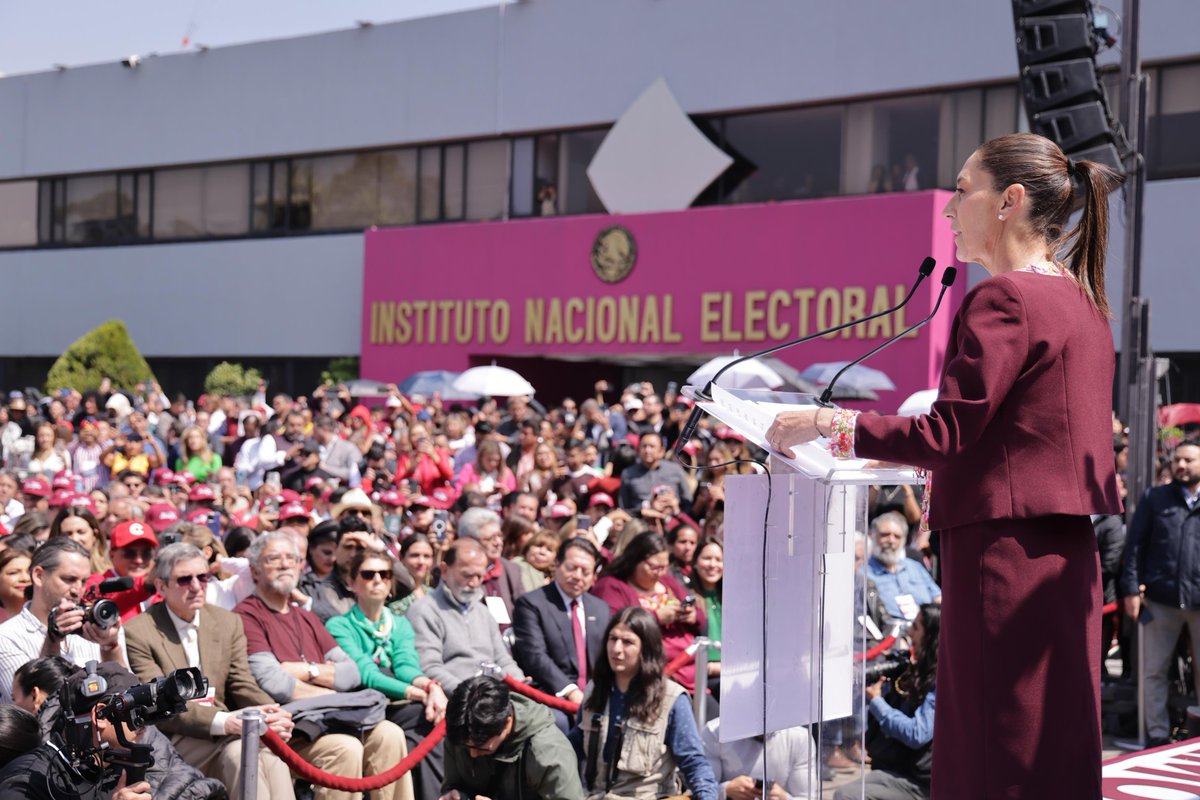 ARBedolla's tweet photo. Acompañamos a Claudia Sheinbaum en su registro como candidata a la Presidencia de la República, con enorme gusto de vernos rodeados de grandes hombres y mujeres comprometidos con la transformación, y presenciar el apoyo del pueblo de México. https://t.co/3KCCSKPmKu