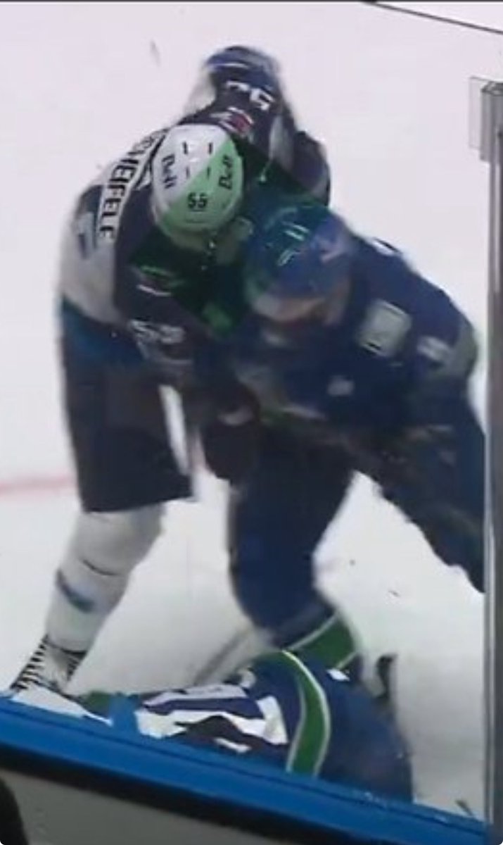 charlag18's tweet photo. @Teddy_Fore @lov3lowry @lBWHockey @CanucksArmy That looks like shoulder to the chin https://t.co/Oig78gaV6h