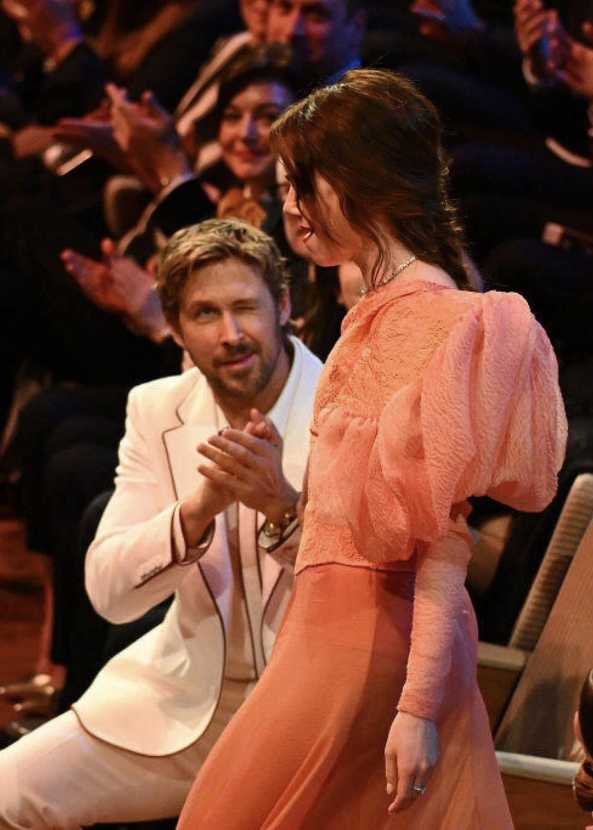 JuanRoures's tweet photo. Nadie se ha alegrado más que Ryan Gosling por el BAFTA de Emma Stone. 💖 https://t.co/zjGpsUqkx4