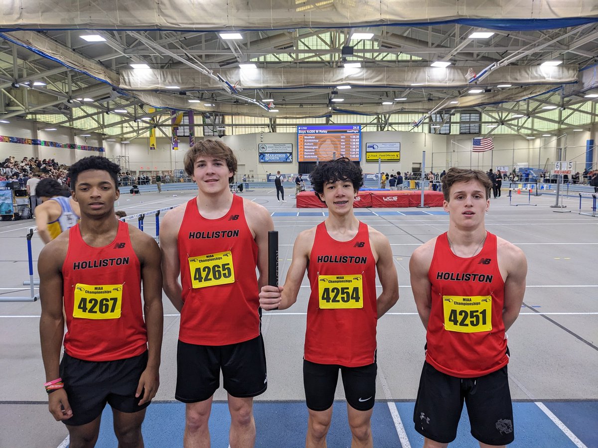 Holliston Boys Winter/Indoor Track 4x200m relay improves school record with 3rd place finish at MIAA D4 Championship with 1:34.76. Vargas, Suhajda, Florendo, Andreola