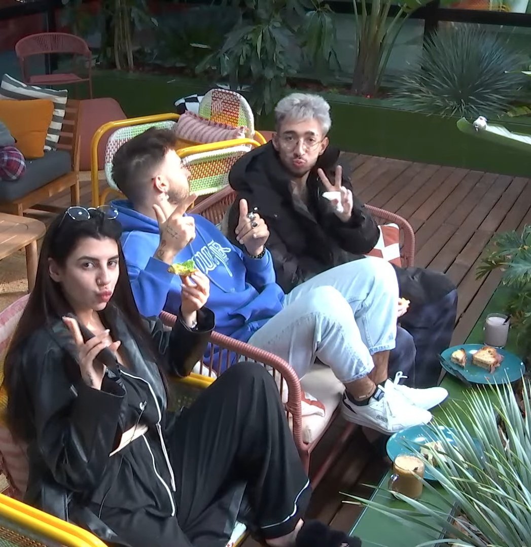 Lcyskyftdt's tweet photo. Mi imperio romano siempre será que era la primera semana, apenas se hablaban entre ellos pero vieron a Lucas mal y fueron los que le estuvieron consolando por la nominación. 
Y ahora tres meses después y en la final, son las personas más cercanas que tienen allí 
#OTDirecto18F https://t.co/7SZcsVRlEQ