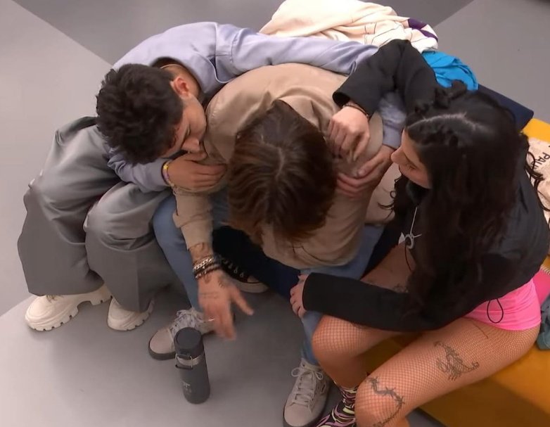 Lcyskyftdt's tweet photo. Mi imperio romano siempre será que era la primera semana, apenas se hablaban entre ellos pero vieron a Lucas mal y fueron los que le estuvieron consolando por la nominación. 
Y ahora tres meses después y en la final, son las personas más cercanas que tienen allí 
#OTDirecto18F https://t.co/7SZcsVRlEQ