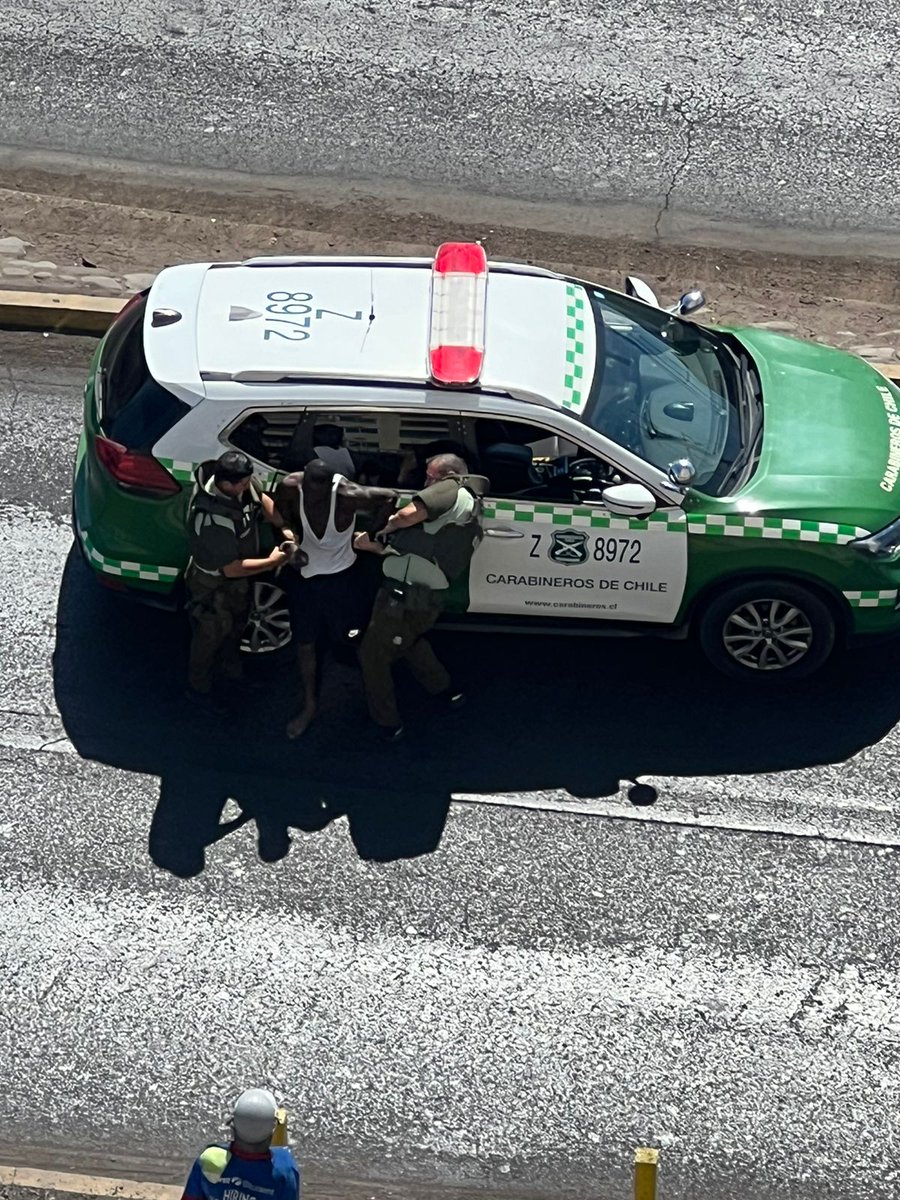 AySiComoNoh's tweet photo. #Iquique personaje extranjero ingresa a condominio, saltándo la reja frontal. Se enfrenta a una residente q iba con un perro y una bolsa, comenzando a forcejear. Los gritos alertaron a los vecinos, q trataron de reducirlo. Final%# arrancó, siendo detenido por carabineros afuera. https://t.co/QCpODgx9YE