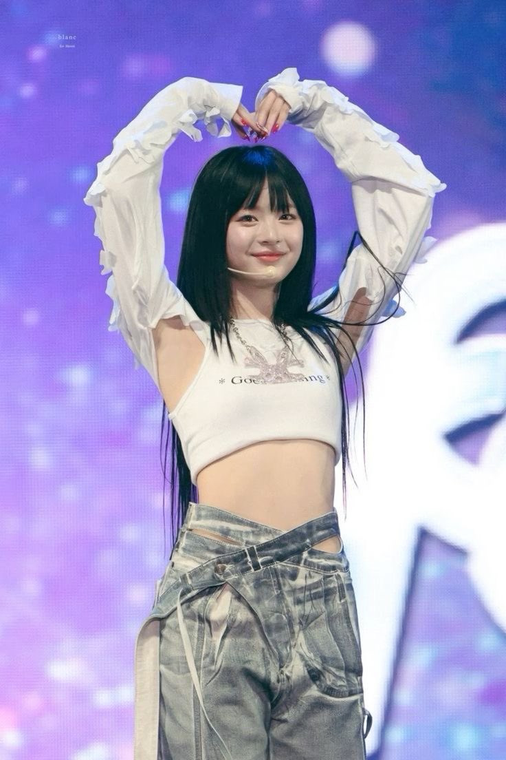 N4RUWHORE's tweet photo. não sei pra vocês mas pra mim ela é a himawari https://t.co/UNN5wwDLu7