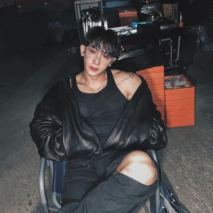 vitnamevit's tweet image. how i met him                 and i’m still here