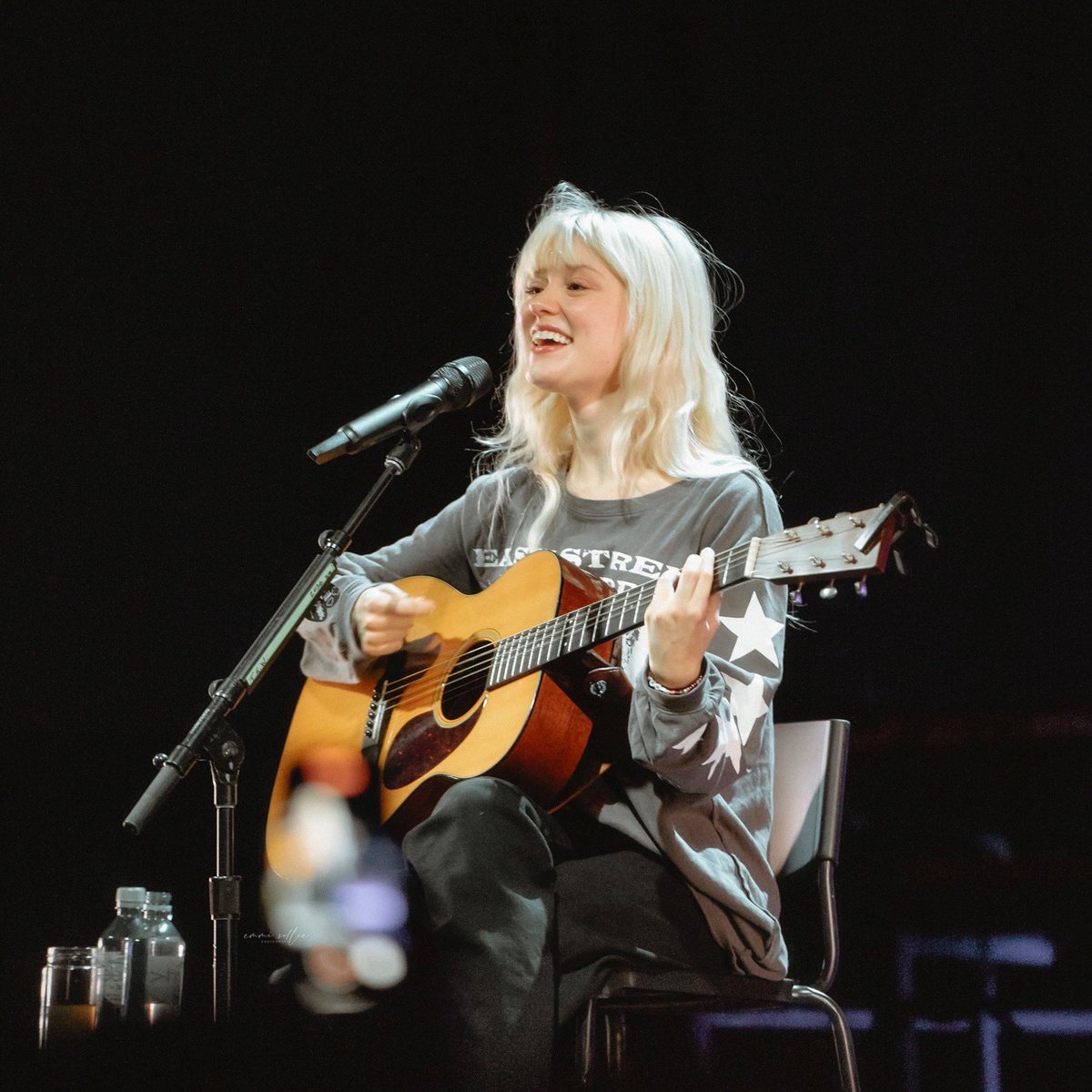 scrpioemmi's tweet photo. maisie peters last night, putting on a show despite being ill. get well soon @maisiehpeters ❤️

📸 by me / @scrpioemmi / @emmisphoto 
for @disruptedmag 
please don't share my photos without credit https://t.co/MWJMwdDAzZ