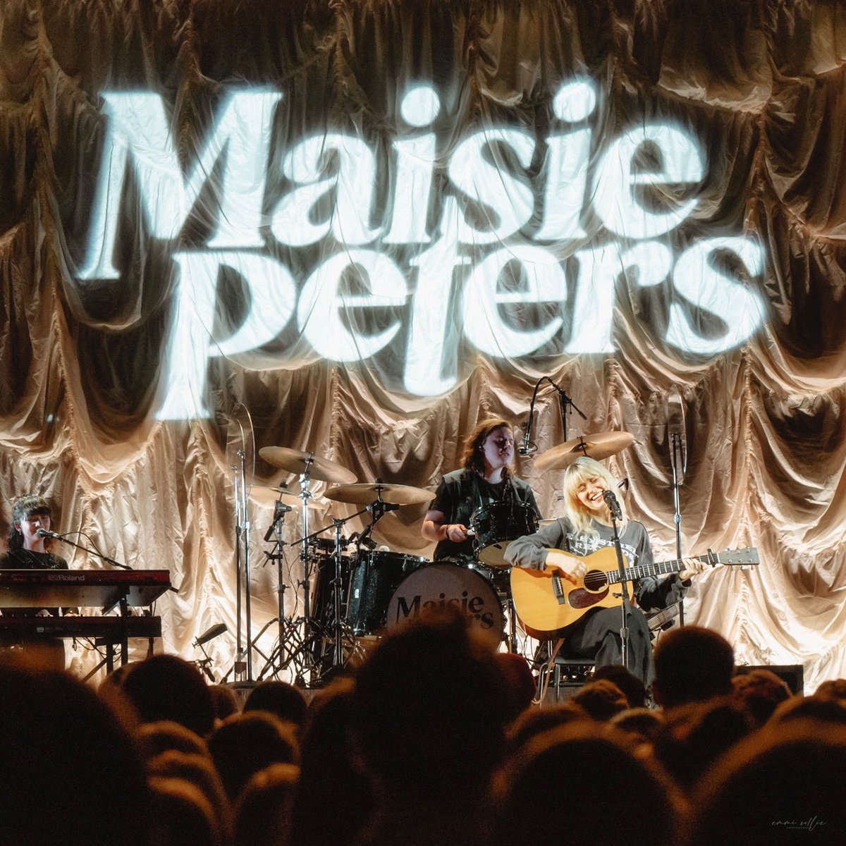 scrpioemmi's tweet photo. maisie peters last night, putting on a show despite being ill. get well soon @maisiehpeters ❤️

📸 by me / @scrpioemmi / @emmisphoto 
for @disruptedmag 
please don't share my photos without credit https://t.co/MWJMwdDAzZ