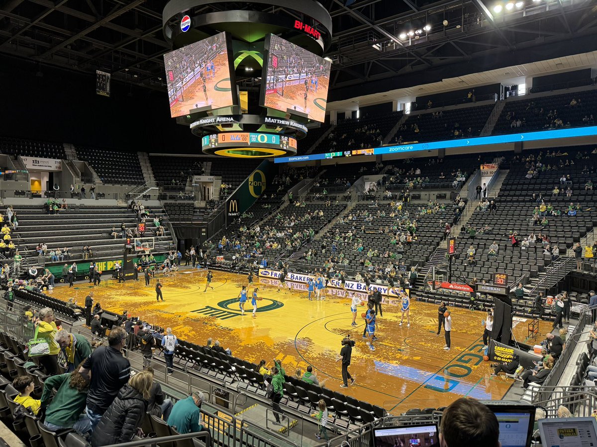 Down in Eugene for another WBB contest this fine Sunday afternoon. Oregon set to host No. 9 UCLA, with the Ducks aiming to snap a 8-game losing streak. #GoDucks