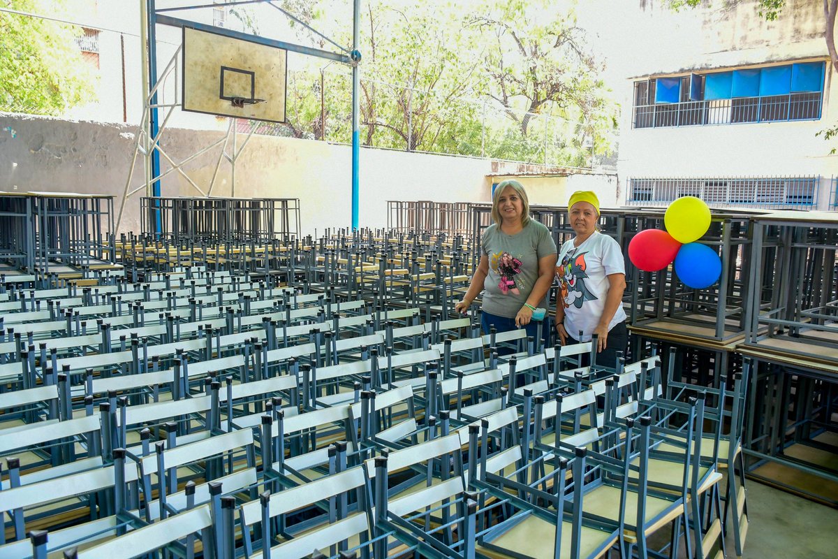 Yelitze Santaella (@_laavanzadora) on Twitter photo iDefinitivamente la educación es alegría!
En nombre del Pdte. <a href="/NicolasMaduro/">Nicolás Maduro</a>, atendimos 432 reportes del 1x10 del Buen Gobierno en materia de dotación y equipamiento de infraestructura escolar.
Y 50 solicitudes para la rehabilitación de escuelas y liceos.
<a href="/MPPEDUCACION/">MPPEDUCACION</a> iDefinitivamente la educación es alegría!
En nombre del Pdte. <a href="/NicolasMaduro/">Nicolás Maduro</a>, atendimos 432 reportes del 1x10 del Buen Gobierno en materia de dotación y equipamiento de infraestructura escolar.
Y 50 solicitudes para la rehabilitación de escuelas y liceos.
<a href="/MPPEDUCACION/">MPPEDUCACION</a>