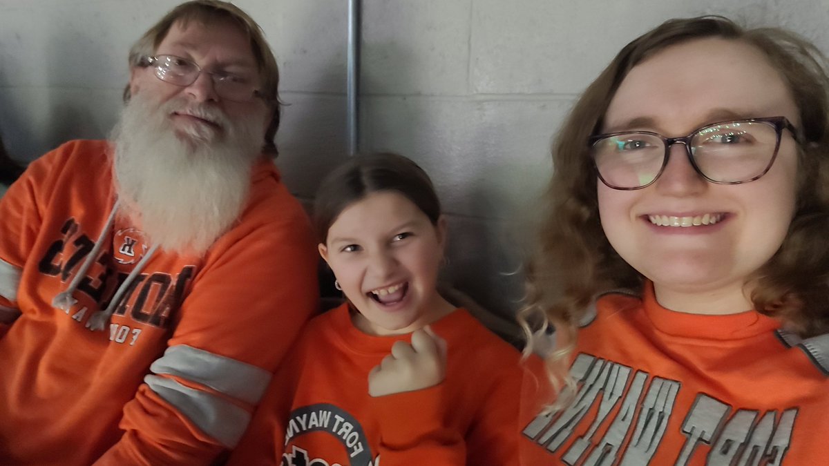 CarlyJay14's tweet photo. Sunday hockey crew ready for a Komets win 
#letsgokomets https://t.co/X1zuDqHe3u