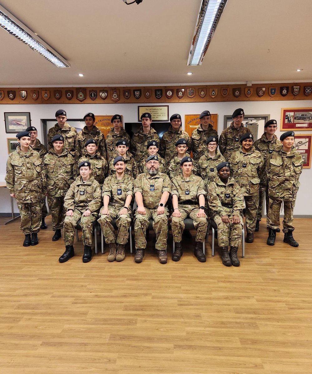 Thank you to @7OverseasATC for hosting some of our RAF Section cadets on their Blue Badge Radio Communications course over the weekend. Great to see ATC & CCF (RAF) cadets working together. @victoriacollege @jcg_live @CCFcadets @aircadets