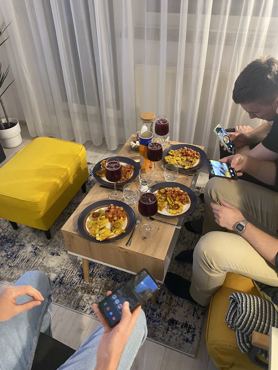 Amigos representé en Polonia💋 hice patacones con salchichas guisadas y todo mundo lo amo JAJAJJAJ