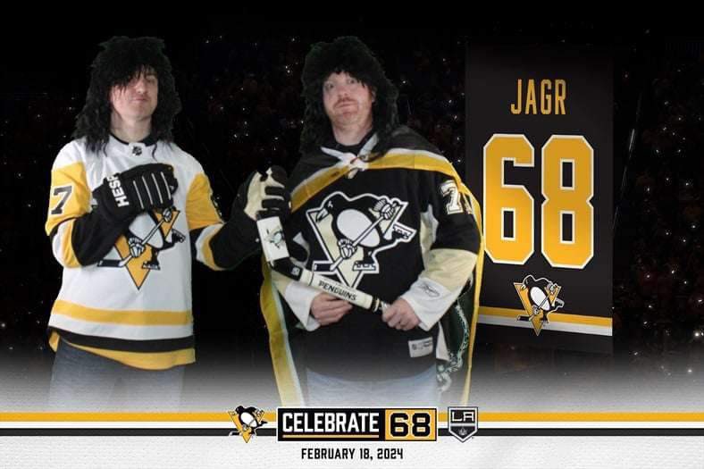 COLLINMK's tweet photo. @gordwhittle @penguins @68Jagr @penguins @68Jagr  #fansinthestands #crazycanucks https://t.co/ibAvRJmHgN