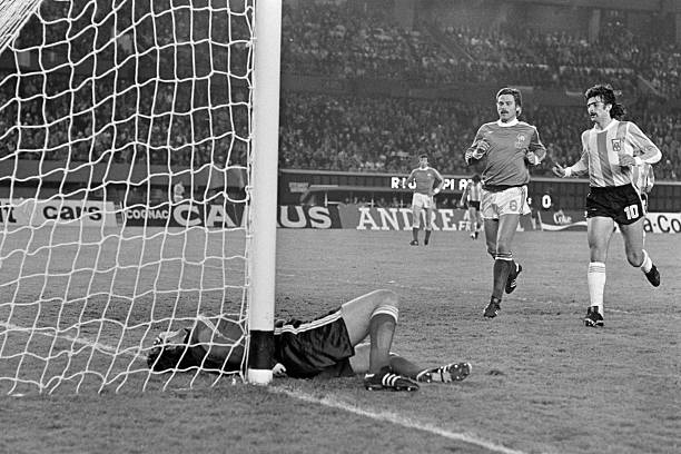 Avant le début du Mondial argentin, Jean-Paul Bertrand-Demanes n'avait jamais perdu en 9 rencontres avec les Bleus. Contre le pays hôte, à la 55e minute, il dévie un tir de Luque mais heurte le poteau et doit sortir sur une civière. Ce sera son dernier match en équipe de France