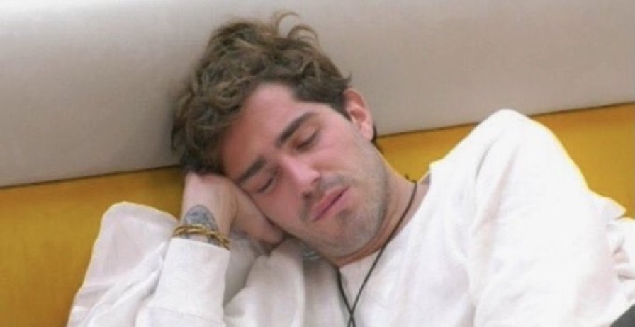 Questa sarebbe stata la serata perfetta, ognuno occupato con le proprie cose e quei due potevano stare insieme. #perletti