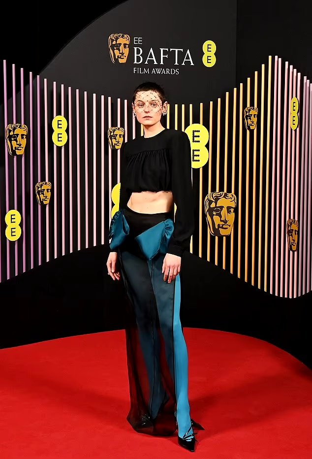 CorrinUpdates's tweet image. 📸 | Emma Corrin attends the EE BAFTA Film Awards! #BAFTAs