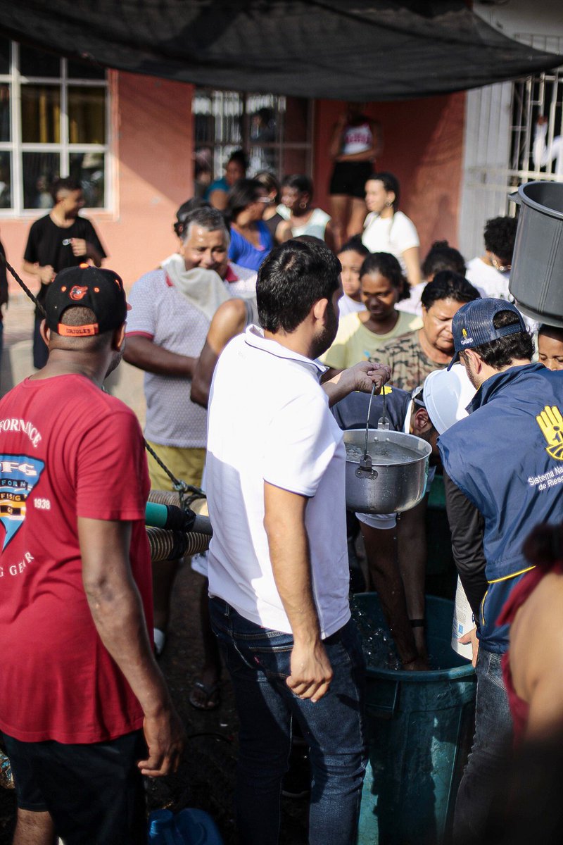 soycarlosraad's tweet photo. El 40% de Cartagena está sin agua debido a un tubo inservible de la empresa Aguas de Cartagena. Gracias al alcalde @dumek_turbay que ha ejercido con autoridad, hoy podemos conocer la verdad sobre la gravedad de la situación. Destacamos la presencia y acción del gobernador @YamilHAranaP en esta emergencia.