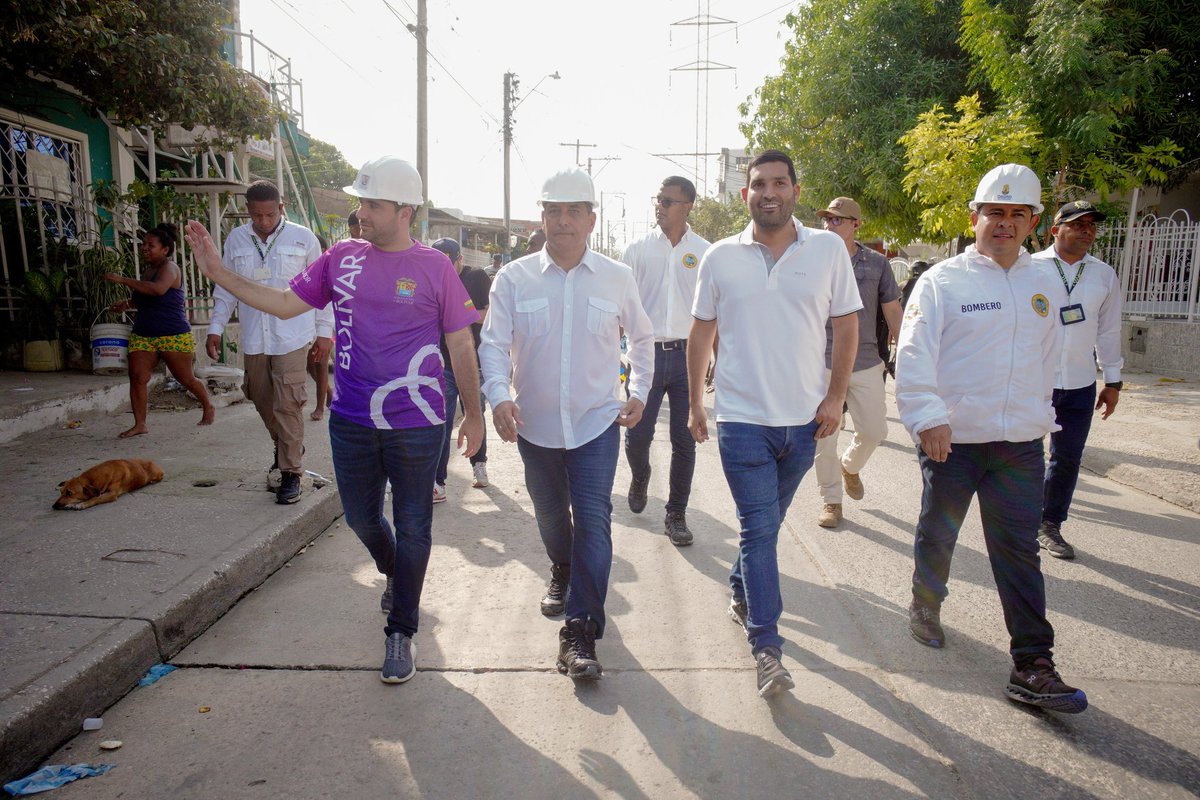 soycarlosraad's tweet photo. El 40% de Cartagena está sin agua debido a un tubo inservible de la empresa Aguas de Cartagena. Gracias al alcalde @dumek_turbay que ha ejercido con autoridad, hoy podemos conocer la verdad sobre la gravedad de la situación. Destacamos la presencia y acción del gobernador @YamilHAranaP en esta emergencia.
