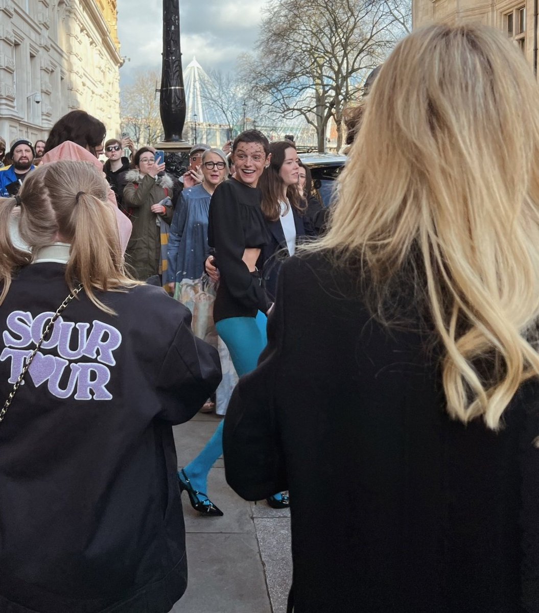 CorrinUpdates's tweet image. 📸 | Emma Corrin recognizing Fans on their way to the #BAFTAs !