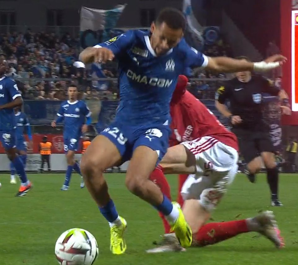 clappingmedia's tweet photo. P-L Melou en revoyant l'action où il aurait pu provoquer un penalty pour l'OM : 

"Oulah oui c'est vrai. Franchement on a de la chance, il faut le reconnaître car c’est vrai que je suis très dur avec les arbitres. Franchement merci la VAR. On a eu de la chance."

(@PVSportFR) https://t.co/OMi6nYI2Vg