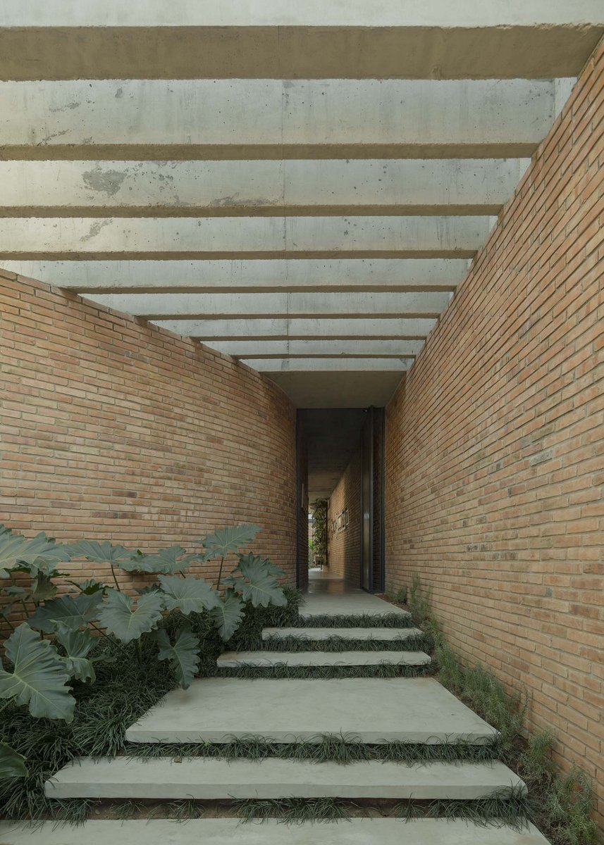 Arquine's tweet photo. El proyecto surge con la intención de crear una vivienda utilizando materiales naturales, con presencia de vegetación, luz natural en todos los espacios, ventilación cruzada y amplitud espacial. | https://t.co/RlKEGBZb4A

#ResumendelaSemana https://t.co/kXcMqysEaR