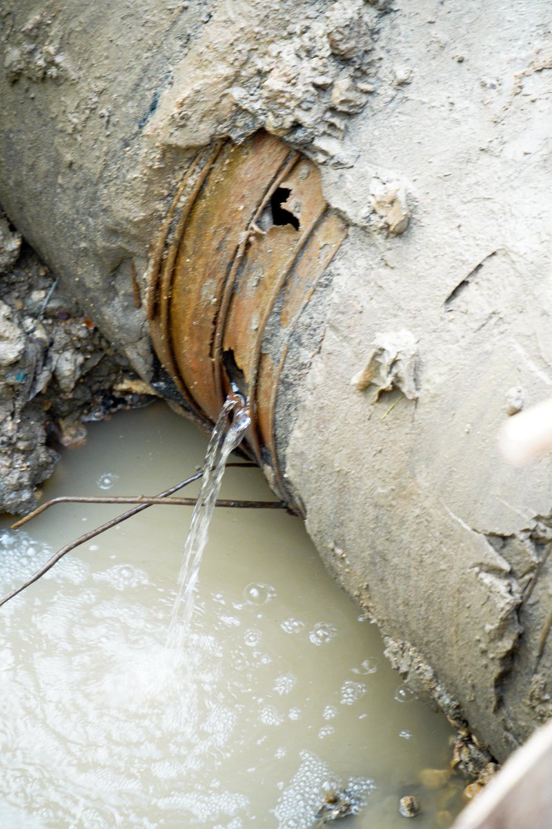 Reporte de buena noticia. 
Después de 36 horas ininterrumpidas de labores de campo, se llegó al tubo y se encontró el daño. El equipo técnico de <a href="/Acuacar/">Aguas de Cartagena</a> evaluó la técnica de intervención más adecuada y en estos momentos procede a su reparación. Seguiremos informando desde el PMU