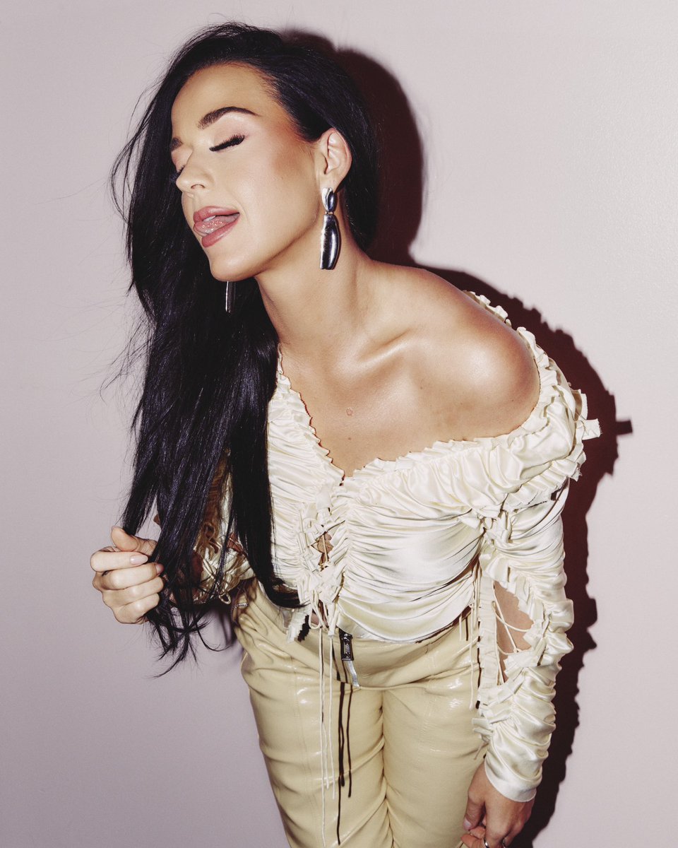 katyperry's tweet photo. If my hair is any indication… you might be blown away 🤸🏻‍♀️ by this season’s talent, I know it sounds like a cliche but most cliches are true ok just watch 🫵🏻#IDOL🫵🏻 https://t.co/x1L86RvZPy