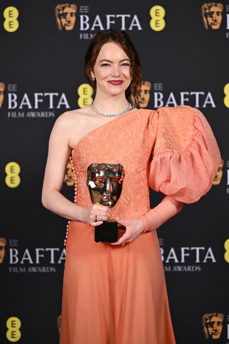 BAFTA's tweet photo. Bella's back! Emma Stone celebrates her 2nd BAFTA Award win for Leading Actress 🙌 #EEBAFTAs https://t.co/dWT7SsegaS