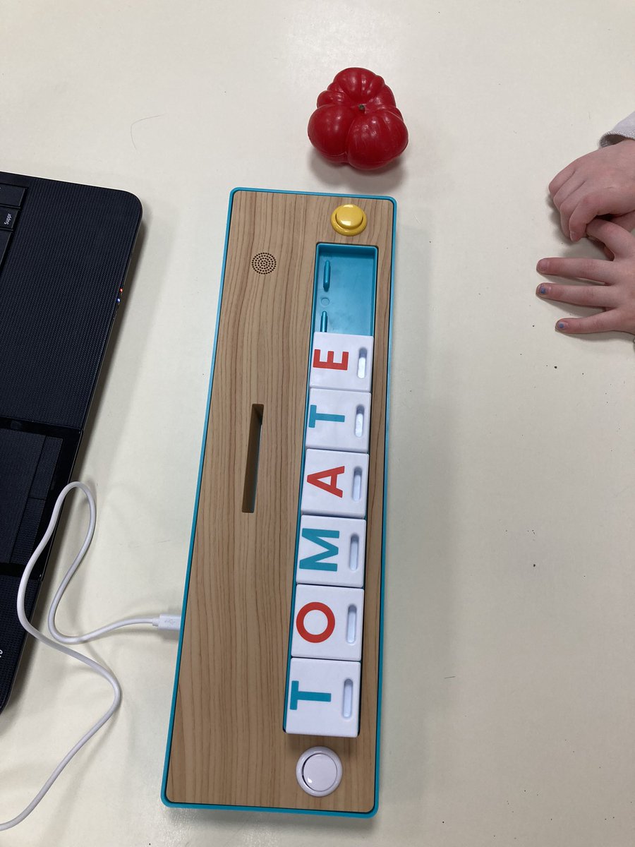 Dans le cadre des constellations maternelle, travail autour du principe alphabétique avec le jeu de la marchande et le matériel Lilemo. Commande de lettres pour écrire un mot de manière intuitive. Vérification avec la plaque <a href="/ien_stenay/">IEN Stenay</a> <a href="/DSDEN55/">DSDEN55</a>