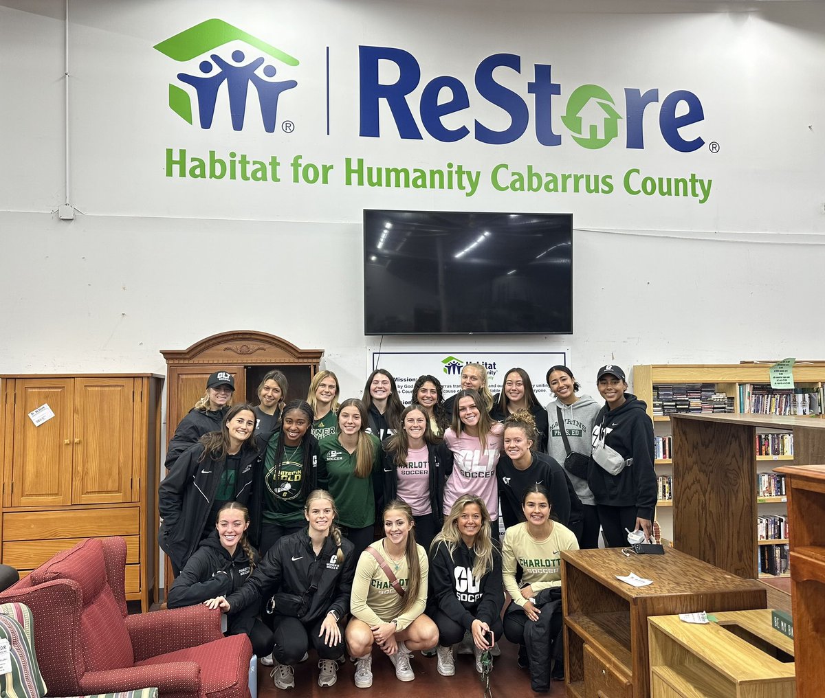 Both our Men’s and Women’s soccer teams spent their Saturday morning serving the Charlotte community. The Men’s team helped pick up 503lbs of trash on the Charlotte campus! The Women’s team spent their time serving at the Habitat For Humanity Restore! #goldstandard #community