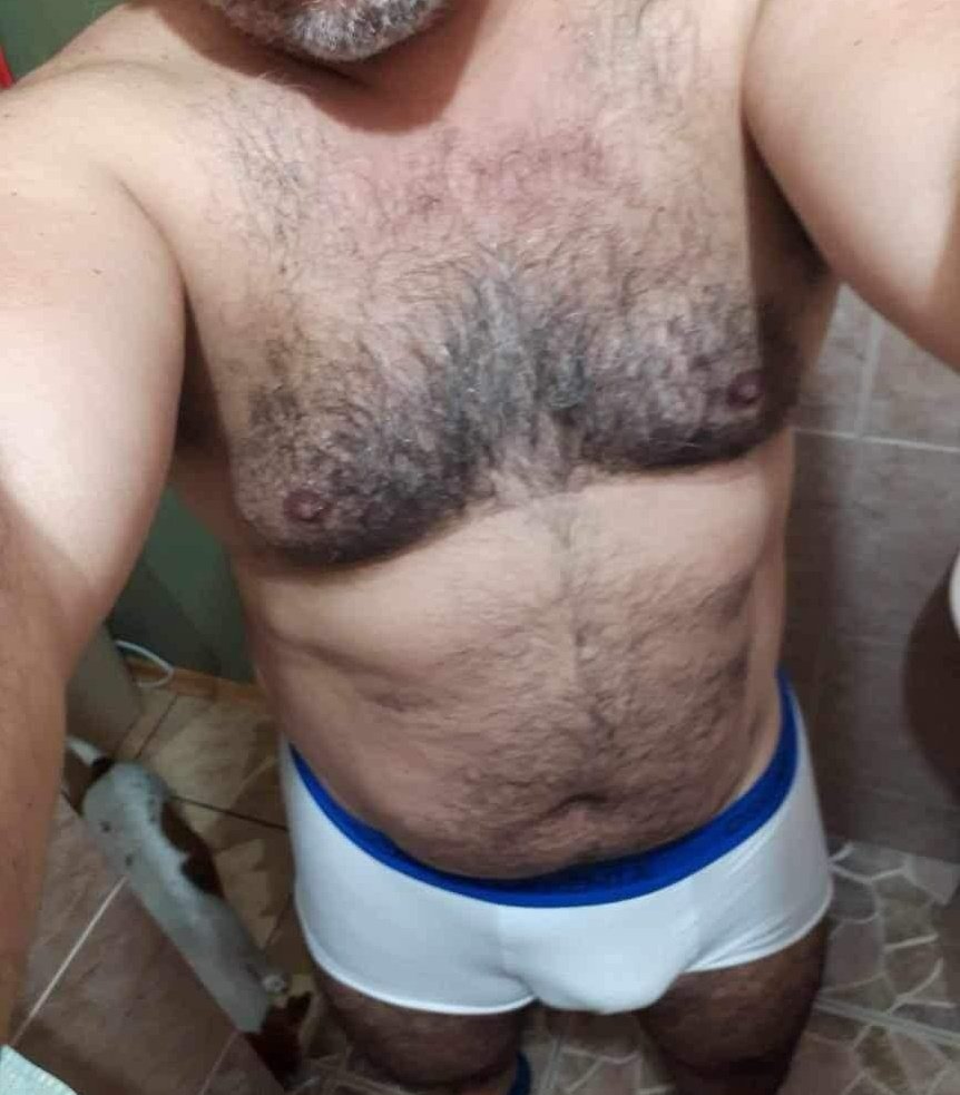 Cómo sabe que realmente lo que me provoca morbo es alguien así x eso lo hace xq se lo confesé lo malo es que es el tío se mi amigo de toda la vida y x eso aún no me permito hacer algo