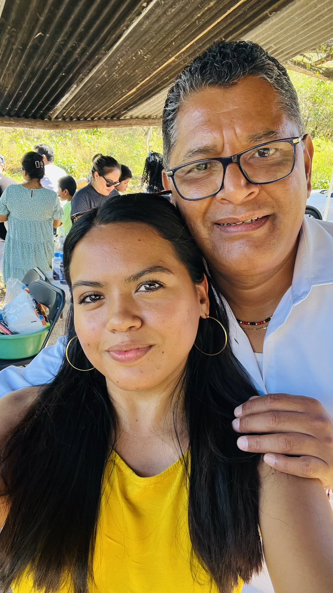 Jose_AClemente's tweet photo. ¿Qué tal su #domingo?

Comperrrrrrr festejando a gran Melisa Gómez

¡Ella no fue santo seco como decimos acá en la #costa de #oaxaca y que suenen las corcholatas!

#VamonosRecio
#VamosConTodo

#clementelavozdelagente

@OVelezA @TomasBasalduG @Pau_Rios_ @NADIASANABIA @DoroteoMorro https://t.co/r5G5hADt45