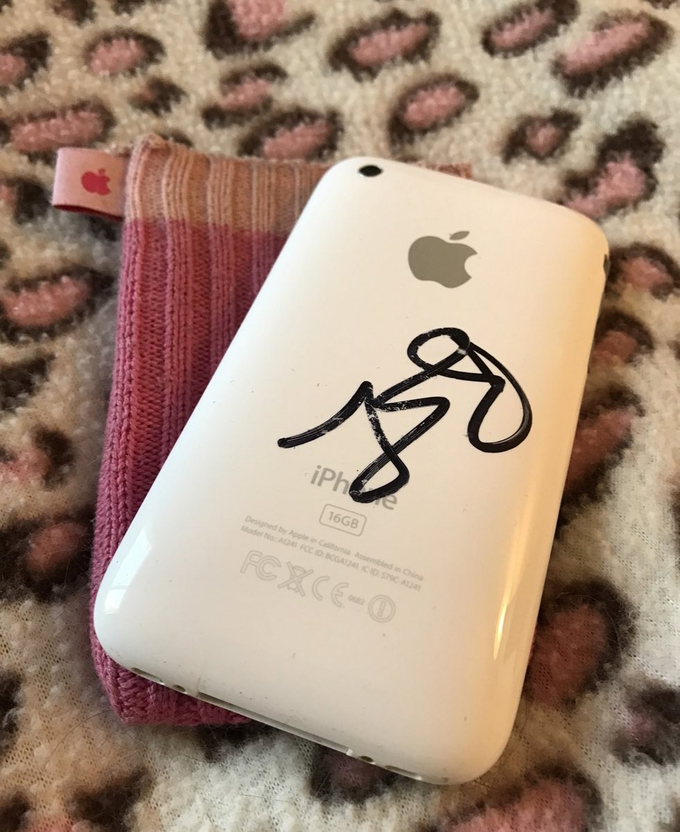 15 yrs ago, first time meeting @benfolds & first folds hug! 🤗 he’s the best. 🎶💙 #foldsphone3G #applesock
