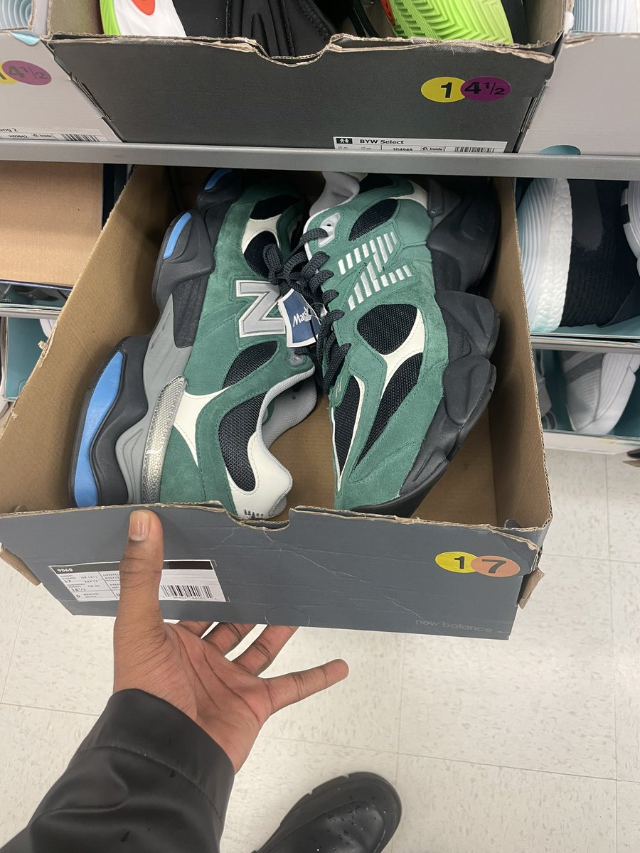 slimsha17758347's tweet photo. Who can fit these dm me #bigfoot #size17 big feet men to the front https://t.co/U0uSjaAo1X