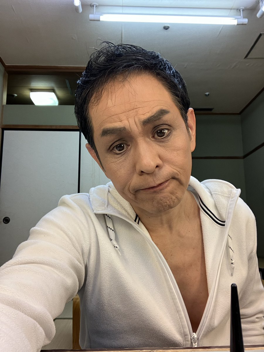 tatsu10276's tweet photo. 昨日はバレエ団の発表会でした。今年はオープンクラスの参加者全員でライモンダからの抜粋した内容を踊りました。今回は12月にコロナに罹り、練習に全く参加出来ず、今年になってから大急ぎで覚えたので、ちょっと不安でしたが…何とか…無事に終えたので、良かったです。さーー弁当持って会社行くぞ！ https://t.co/bAVNcnwxQI