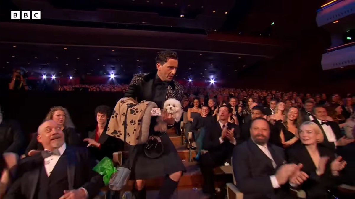 cerriiee's tweet photo. BAFTAの司会を務める日にマイケルの犬の面倒を見ると約束してたデイヴィッド、色んな俳優に代わりに面倒を…と頼むもすげなく断られ、仕方なく犬を連れて会場に来たらマイケルがいてなんでよ？！？ってなるステージド版BAFTAオープニング公式放出ありがとうございました！！！ https://t.co/Hhd73orniV https://t.co/C4TZj5D3Il