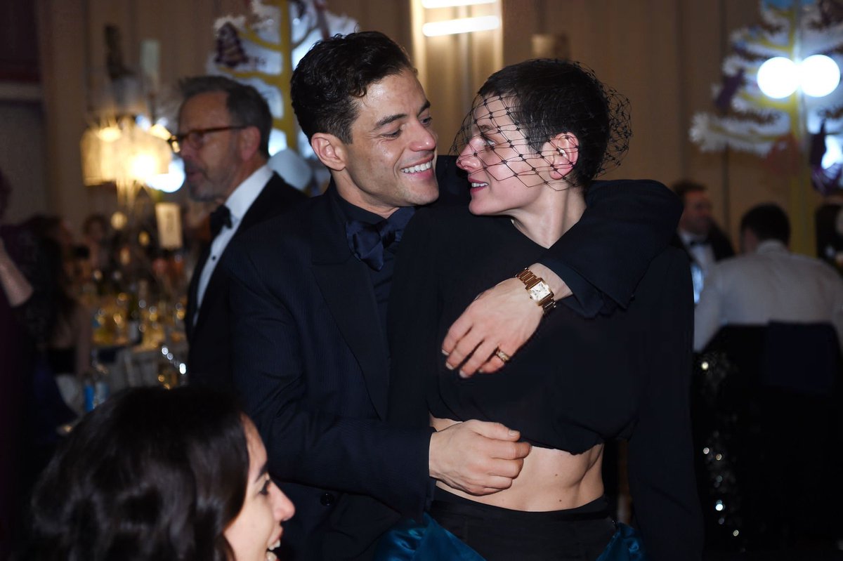 RamiMalek_br's tweet photo. Sério! 🥹❤️ Meu pobre coração! ❤️❤️
#RamiMalek #emmacorrin #busterkeaton #theamateur #oppenheimer  #mrrobot  #elliotalderson #thepacific #borhap  #freddiemercury #thecrown #amurderattheendoftheworld #bafta #BAFTA2024 #bafta https://t.co/MsqWCPZ4Fu