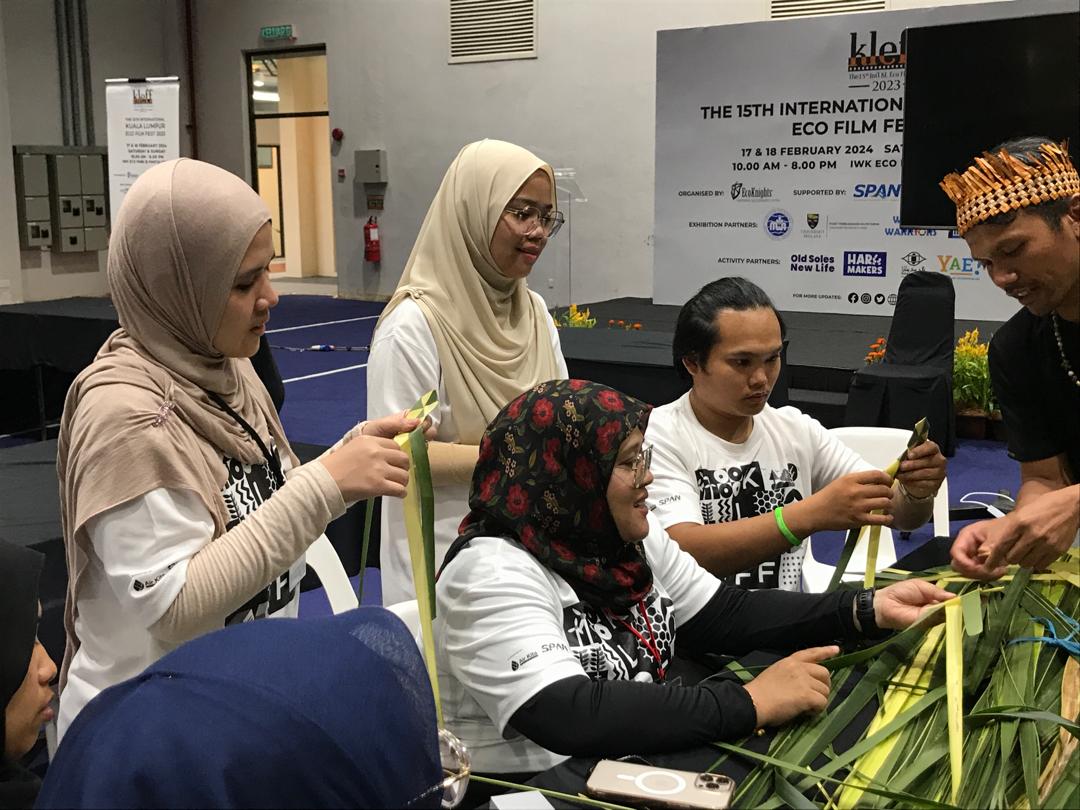 Weaving workshop at <a href="/KLEFFMY/">International KL Eco Film Fest</a>! Thanks @jaenbnb for the pictures. #weaving  #indigenous #workshop
