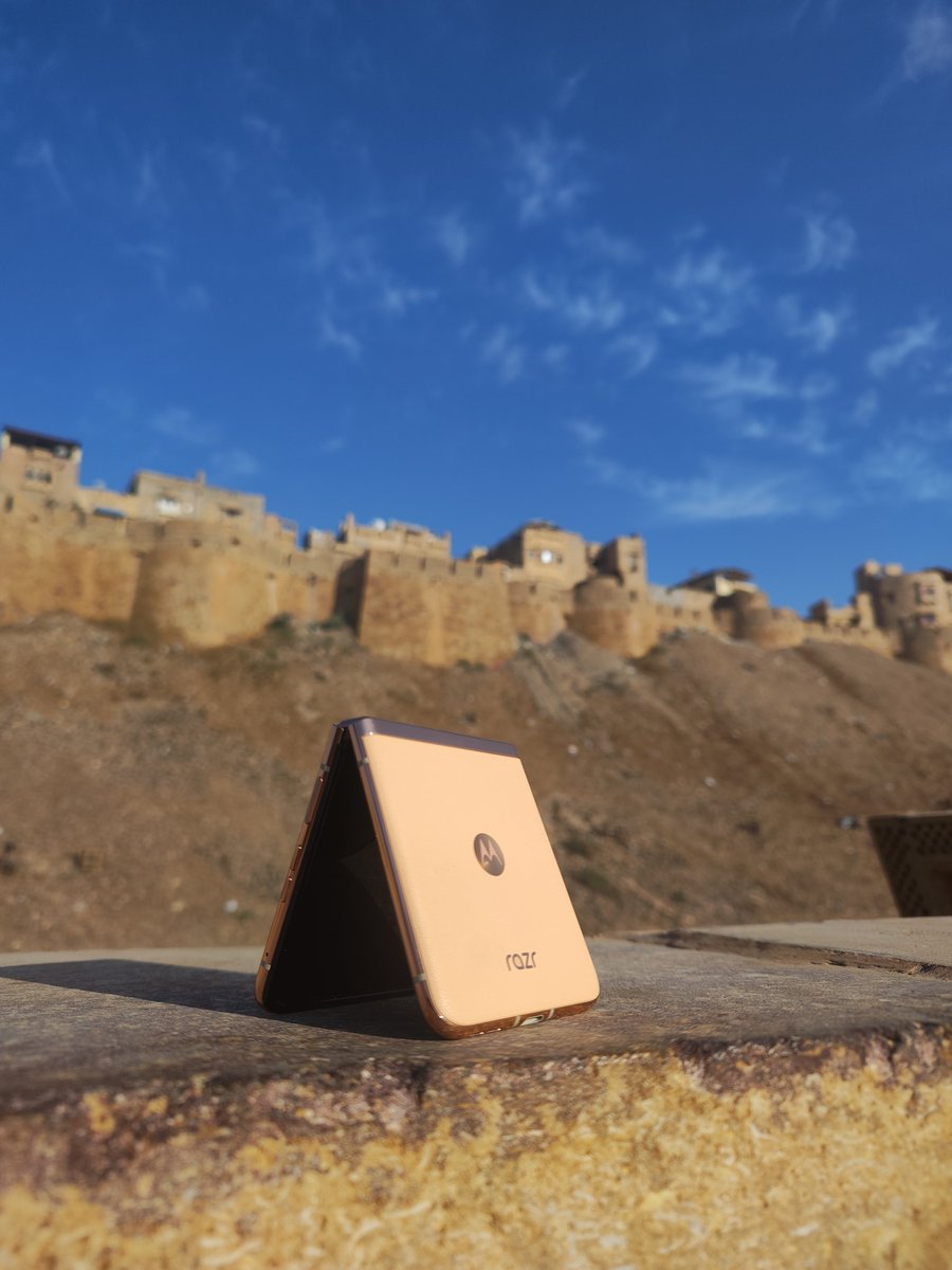 patel_grv's tweet image. The Unimaginably Attractive 
Motorola Razr 40 Ultra enjoying Fort View at #Jaisalmer 😀

#MotorolaRazr40Ultra 
@pantone Colour of the Year #PeachFuzz